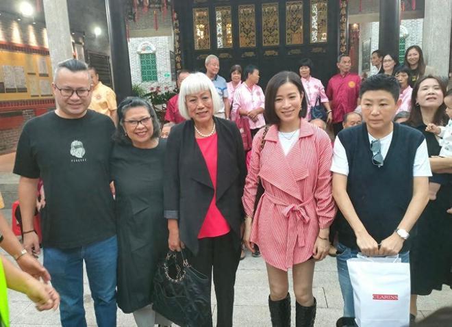 佘诗曼回珠海老家跪拜祖先 乡亲父老拉横幅迎视后