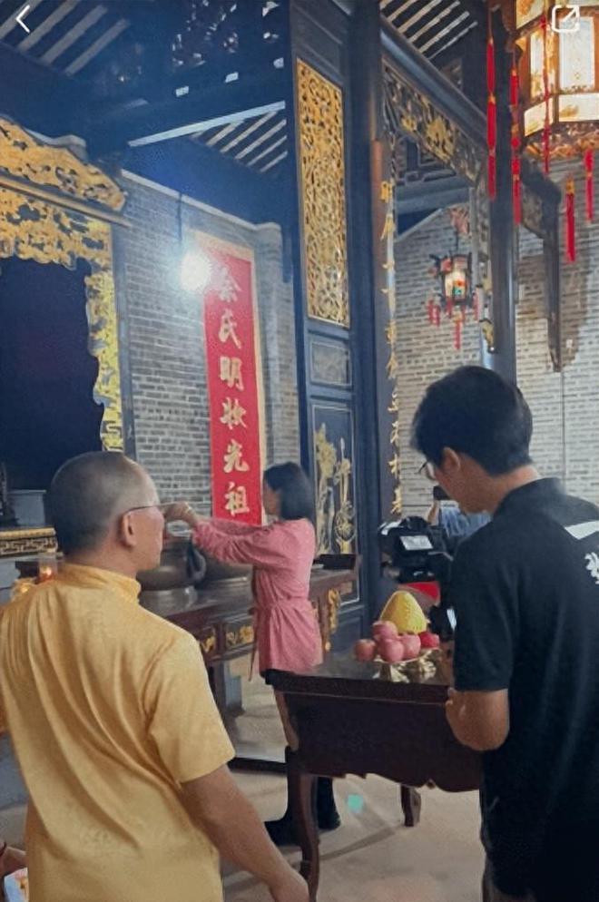 佘诗曼回珠海老家跪拜祖先 乡亲父老拉横幅迎视后