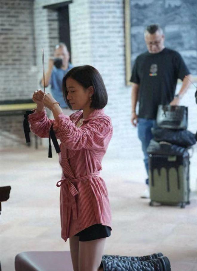 佘诗曼回珠海老家跪拜祖先 乡亲父老拉横幅迎视后