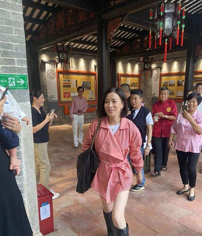 佘诗曼回珠海老家跪拜祖先 乡亲父老拉横幅迎视后