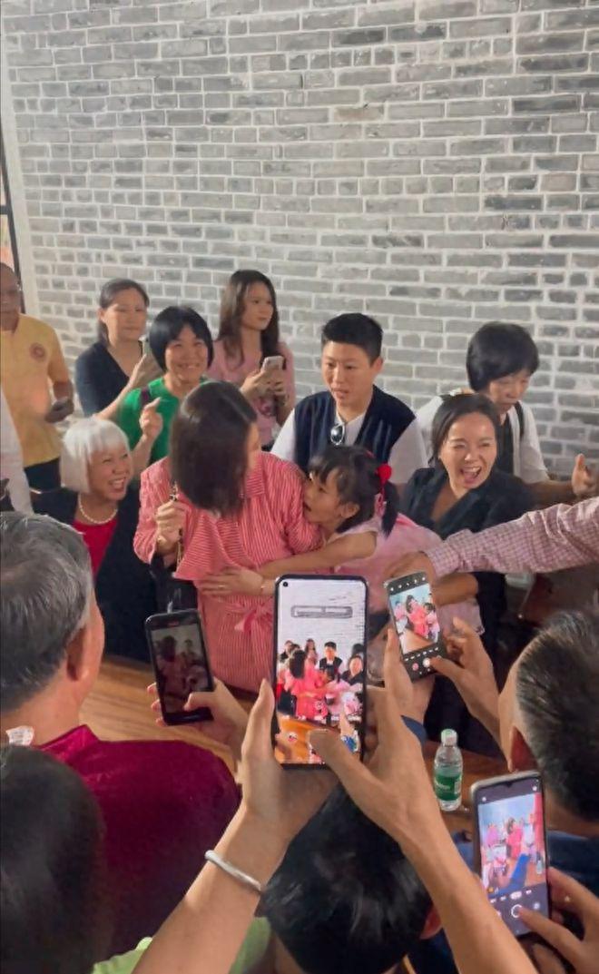 佘诗曼回珠海老家跪拜祖先 乡亲父老拉横幅迎视后