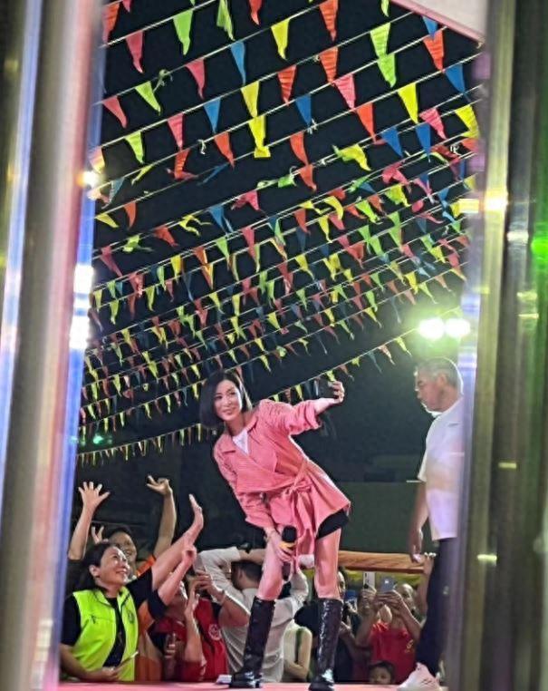 佘诗曼回珠海老家跪拜祖先 乡亲父老拉横幅迎视后