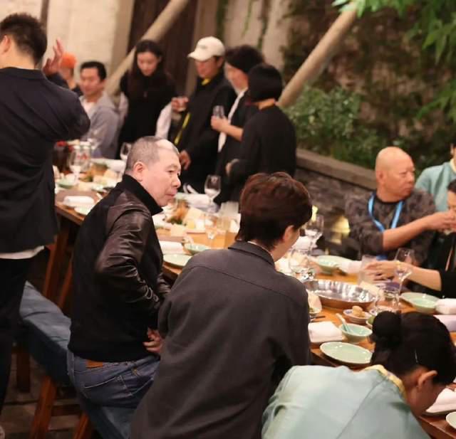 乌镇社交李冰冰提携周也，王传君刘昊然敬酒惹冯小刚不悦