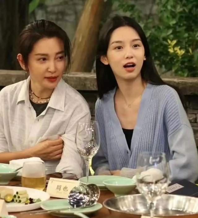 乌镇社交李冰冰提携周也，王传君刘昊然敬酒惹冯小刚不悦