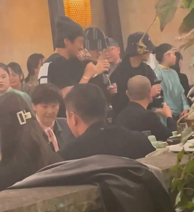 乌镇社交李冰冰提携周也，王传君刘昊然敬酒惹冯小刚不悦