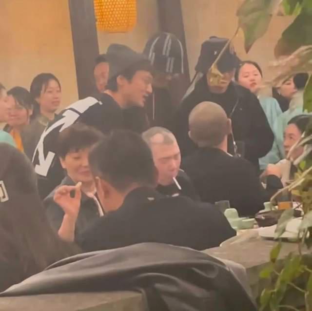 乌镇社交李冰冰提携周也，王传君刘昊然敬酒惹冯小刚不悦