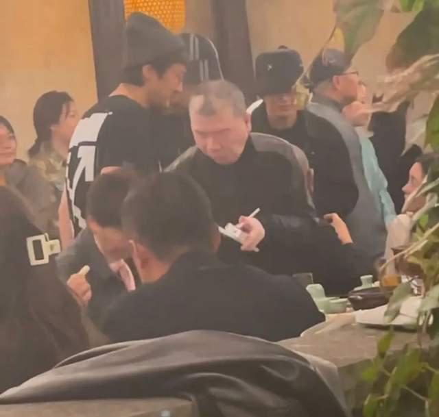 乌镇社交李冰冰提携周也，王传君刘昊然敬酒惹冯小刚不悦