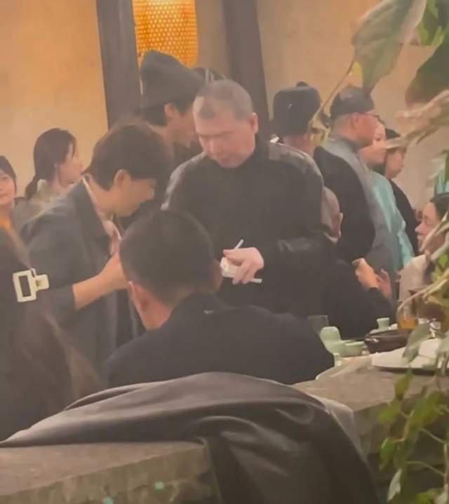 乌镇社交李冰冰提携周也，王传君刘昊然敬酒惹冯小刚不悦