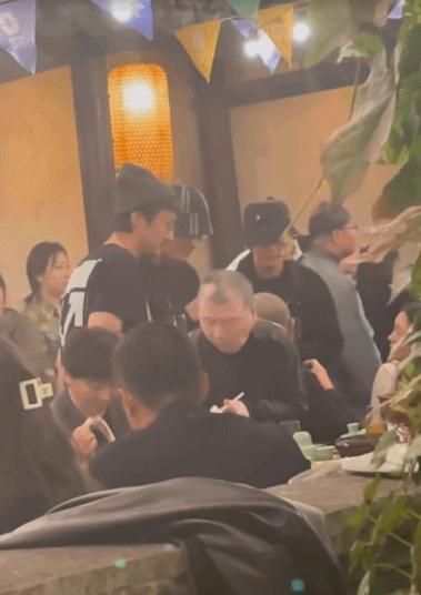 乌镇社交李冰冰提携周也，王传君刘昊然敬酒惹冯小刚不悦