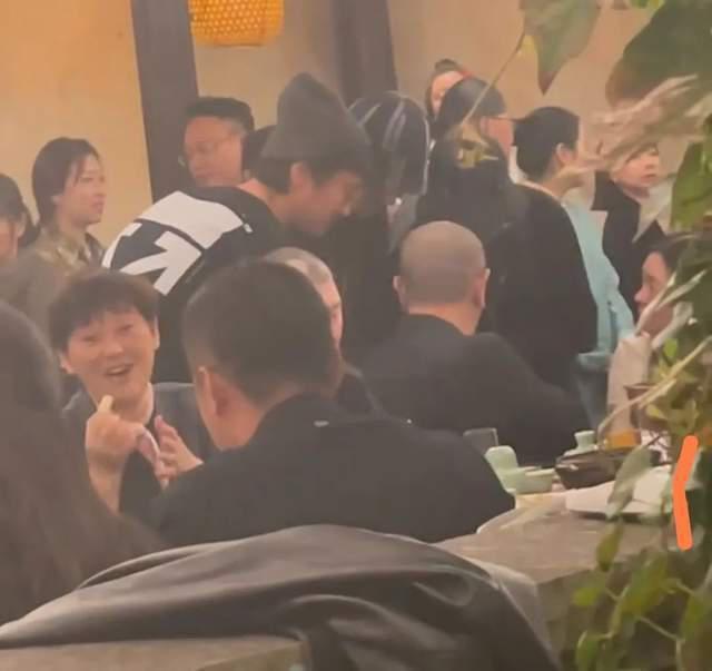 乌镇社交李冰冰提携周也，王传君刘昊然敬酒惹冯小刚不悦