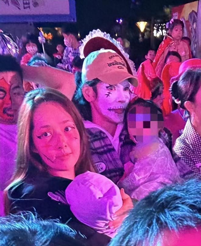郭碧婷现身化鬼脸妆仍难掩憔悴 女儿被向佐抱怀中
