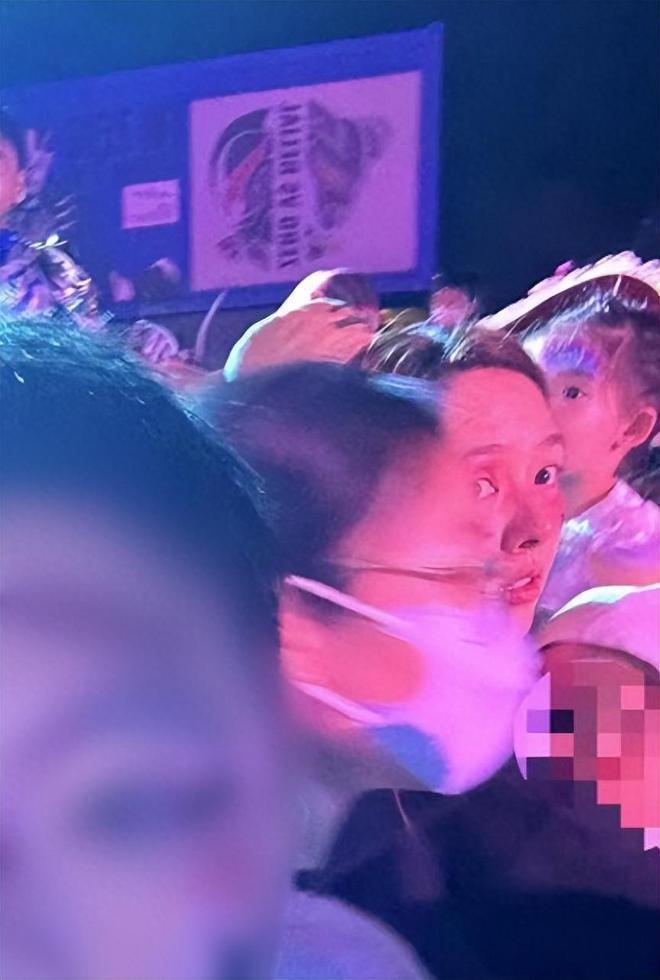 郭碧婷现身化鬼脸妆仍难掩憔悴 女儿被向佐抱怀中