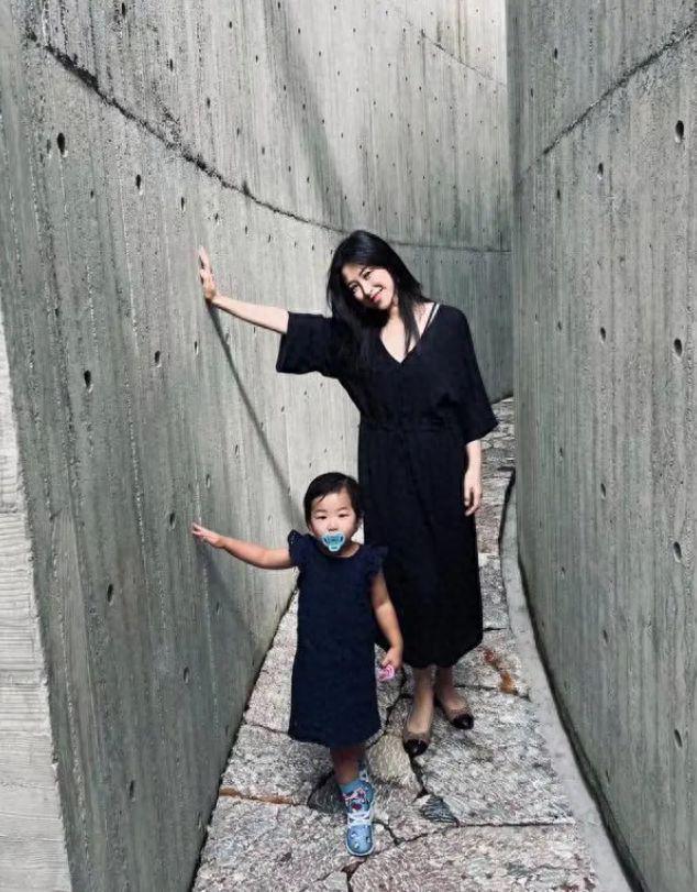 郭碧婷现身化鬼脸妆仍难掩憔悴 女儿被向佐抱怀中