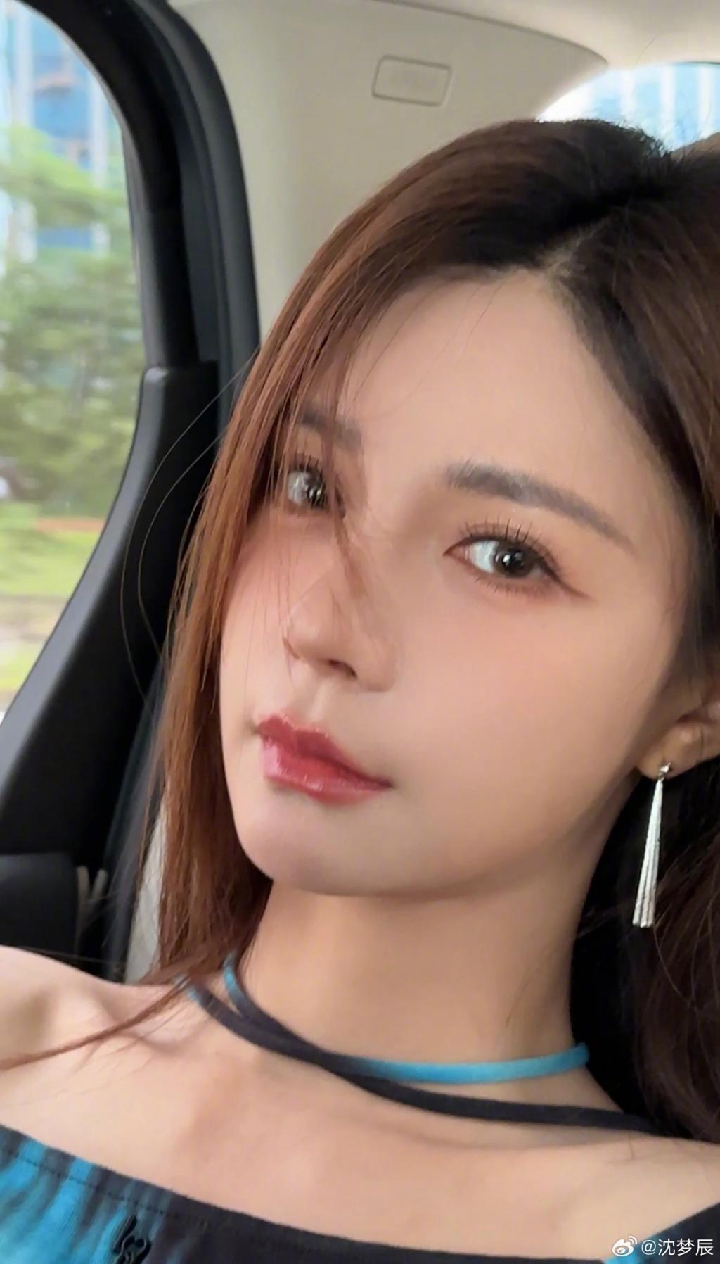 沈梦辰穿辣妹装露香肩 披长发眼神撩人
