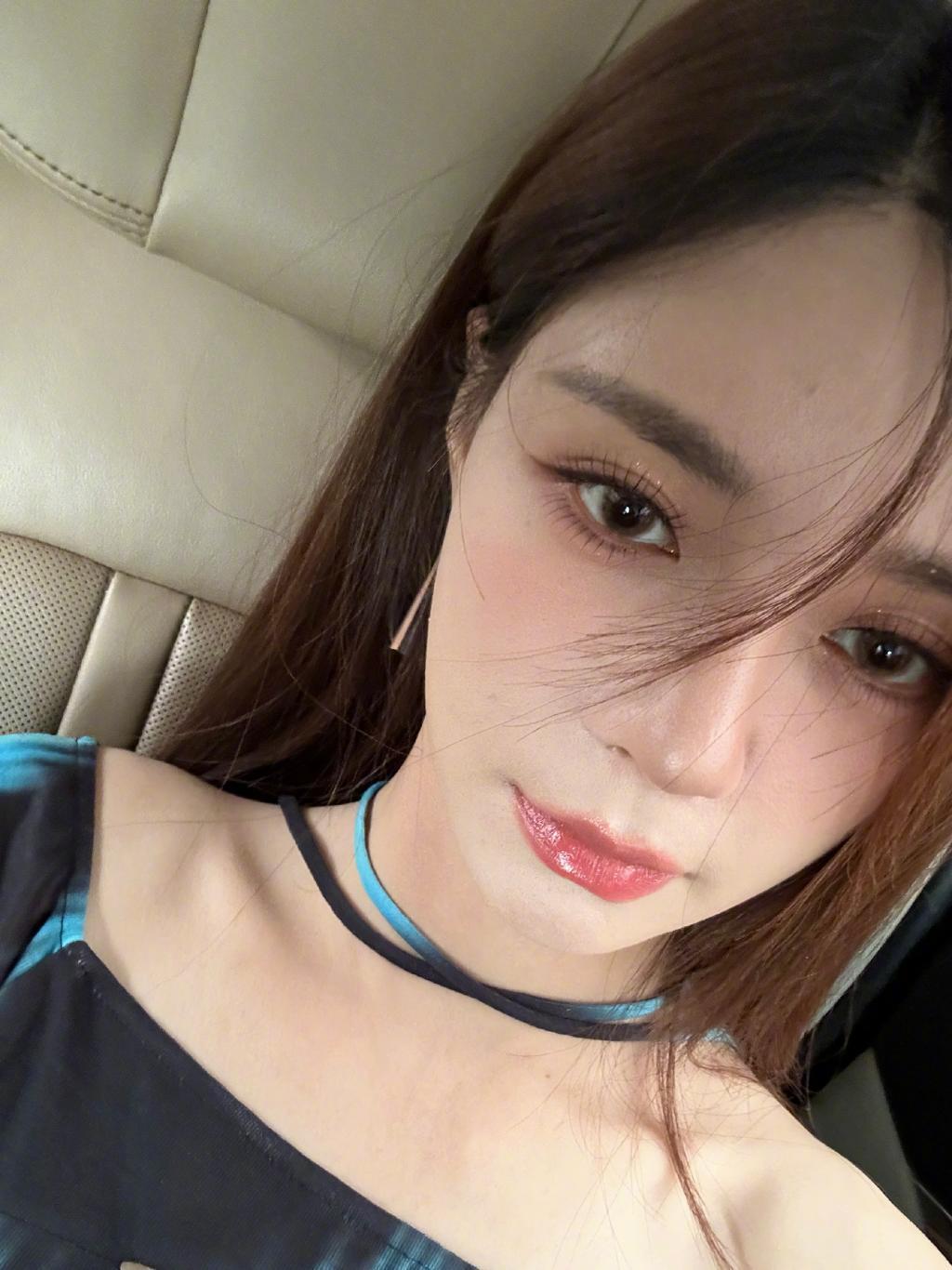 沈梦辰穿辣妹装露香肩 披长发眼神撩人