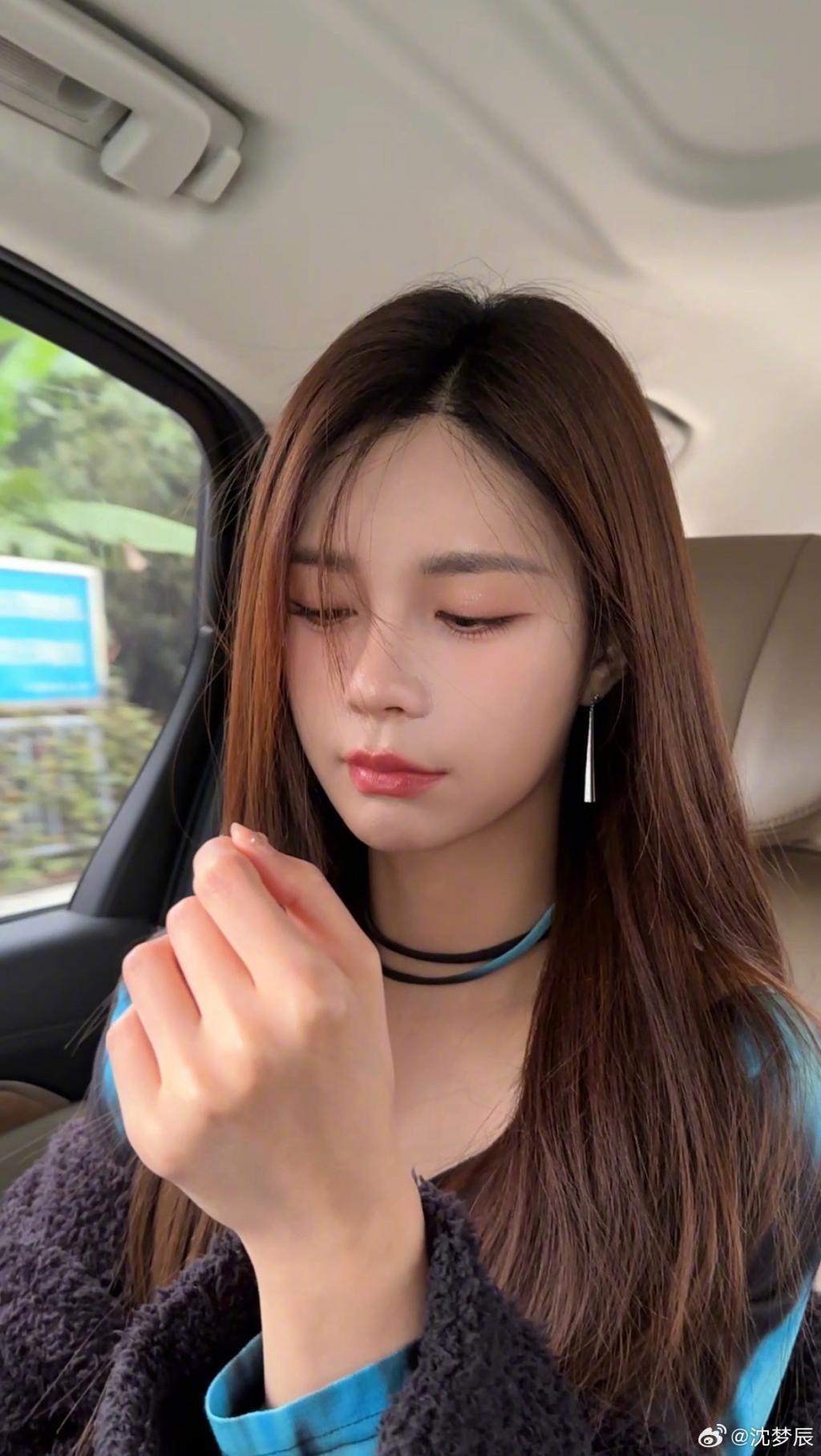 沈梦辰穿辣妹装露香肩 披长发眼神撩人