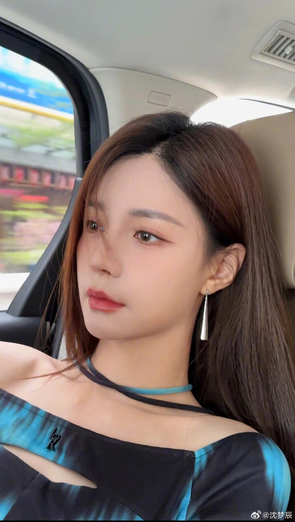 沈梦辰穿辣妹装露香肩 披长发眼神撩人