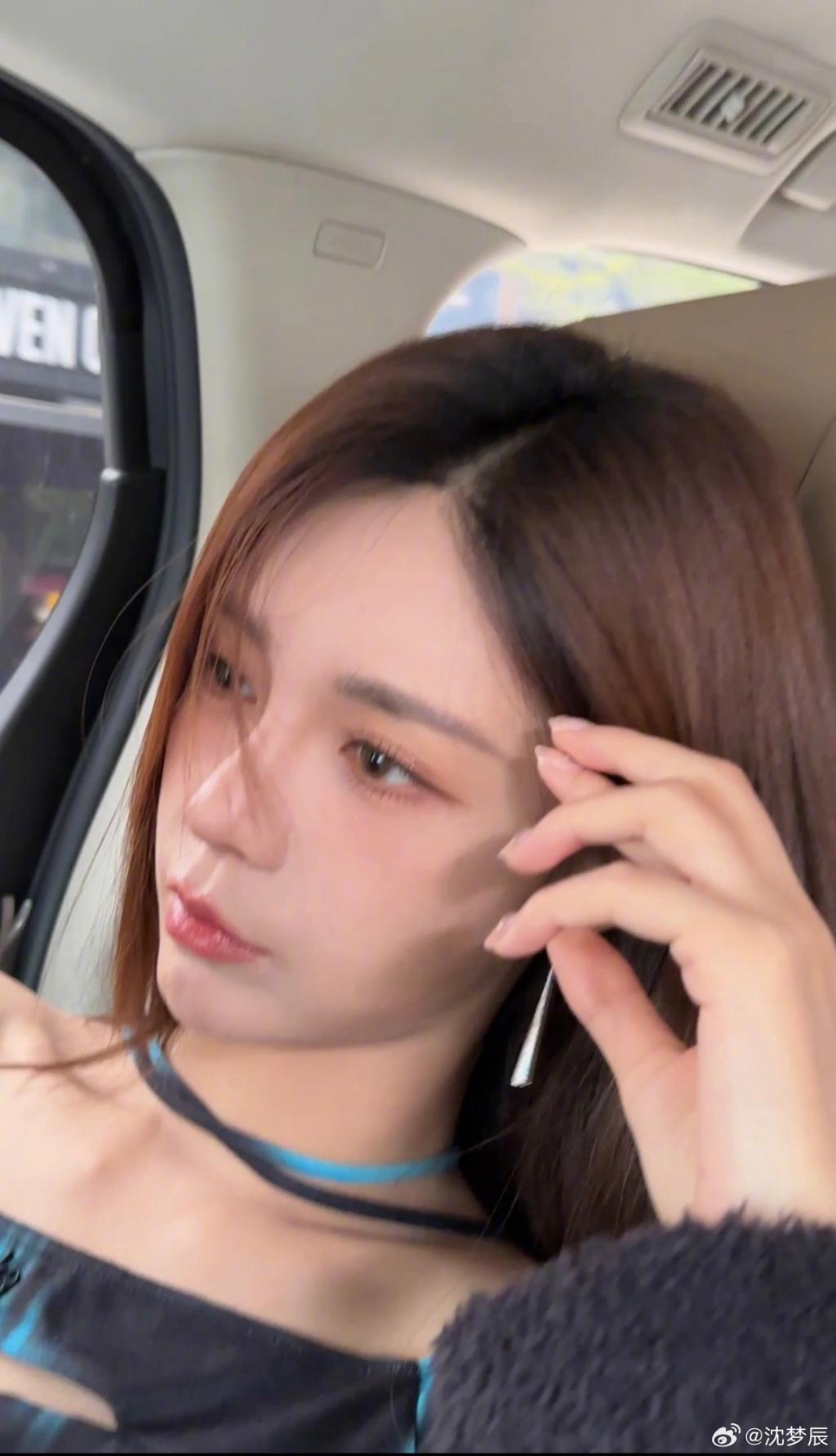 沈梦辰穿辣妹装露香肩 披长发眼神撩人