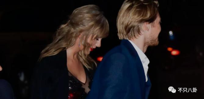 公开秀甜蜜官宣新恋情了！这姐真是不谈恋爱会死!