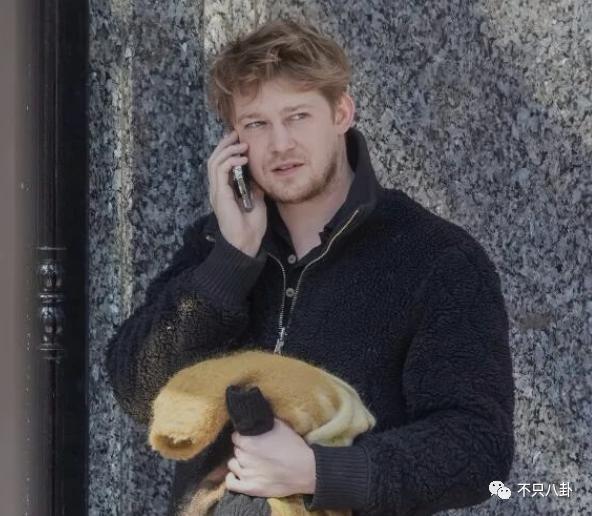 公开秀甜蜜官宣新恋情了！这姐真是不谈恋爱会死!