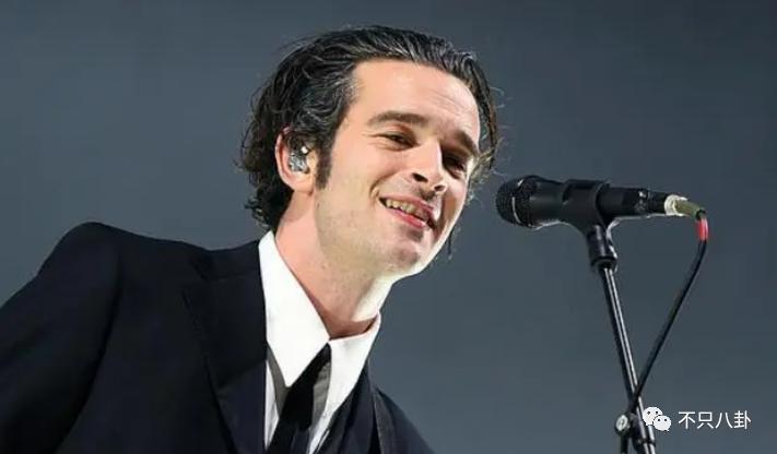 公开秀甜蜜官宣新恋情了！这姐真是不谈恋爱会死!