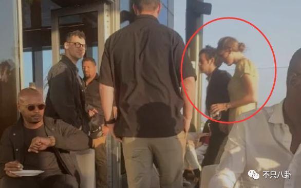 公开秀甜蜜官宣新恋情了！这姐真是不谈恋爱会死!