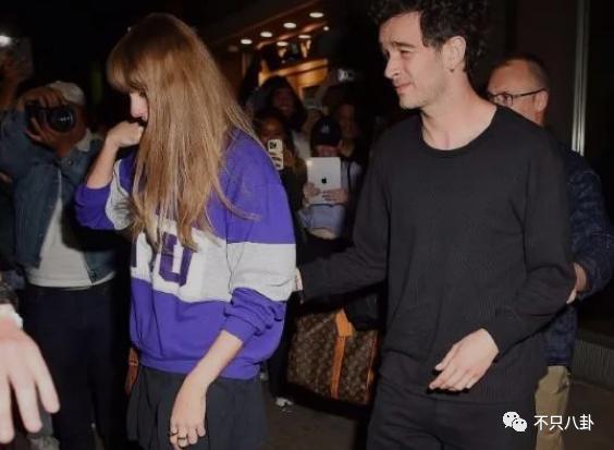 公开秀甜蜜官宣新恋情了！这姐真是不谈恋爱会死!