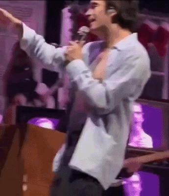 公开秀甜蜜官宣新恋情了！这姐真是不谈恋爱会死!