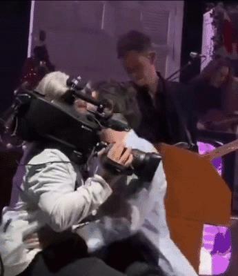 公开秀甜蜜官宣新恋情了！这姐真是不谈恋爱会死!