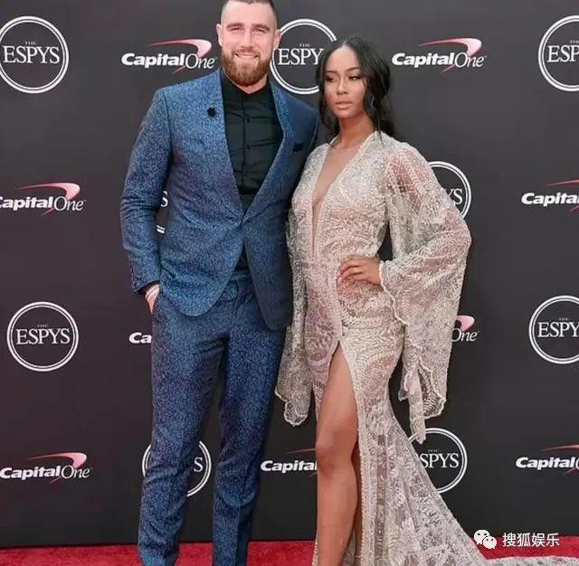 公开秀甜蜜官宣新恋情了！这姐真是不谈恋爱会死!