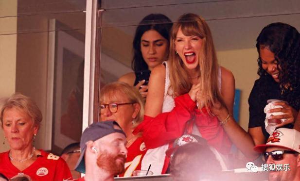 公开秀甜蜜官宣新恋情了！这姐真是不谈恋爱会死!