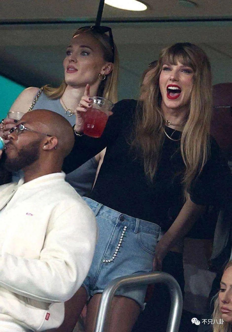 公开秀甜蜜官宣新恋情了！这姐真是不谈恋爱会死!