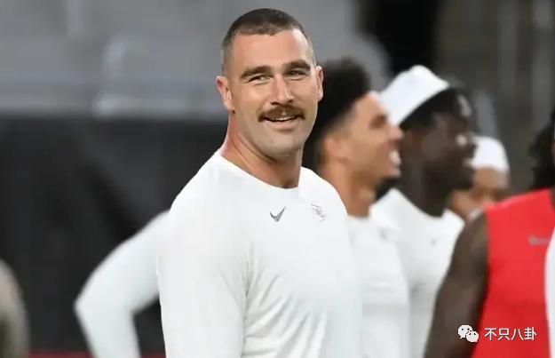 公开秀甜蜜官宣新恋情了！这姐真是不谈恋爱会死!