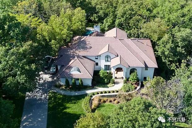 公开秀甜蜜官宣新恋情了！这姐真是不谈恋爱会死!