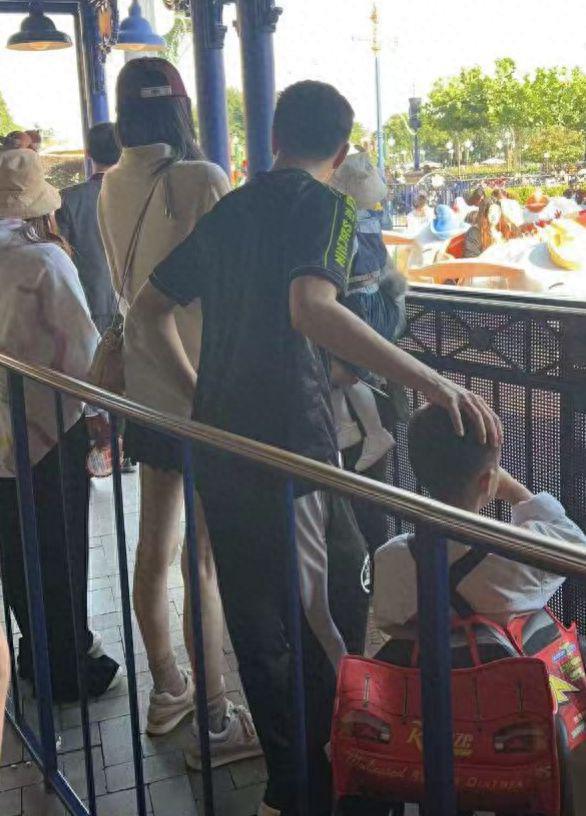 奚梦瑶带娃出游获保姆导览簇拥 四太同行为孙庆生