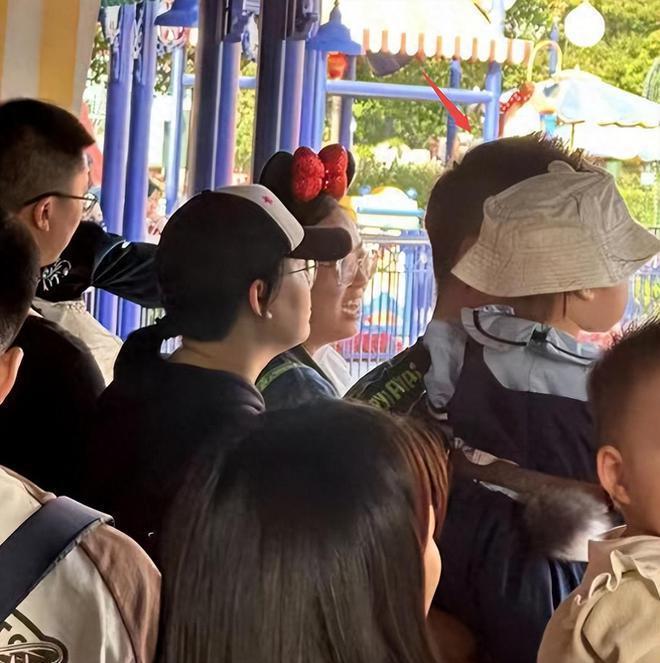 奚梦瑶带娃出游获保姆导览簇拥 四太同行为孙庆生