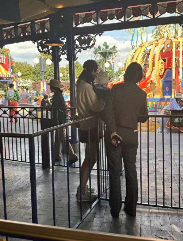 奚梦瑶带娃出游获保姆导览簇拥 四太同行为孙庆生