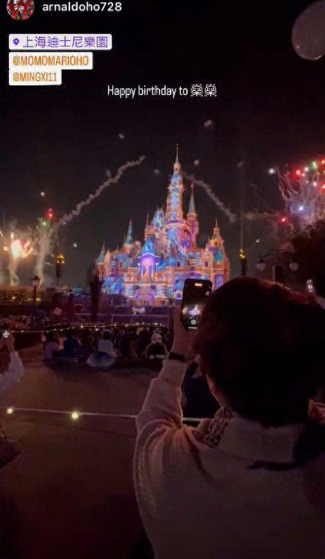 奚梦瑶带娃出游获保姆导览簇拥 四太同行为孙庆生