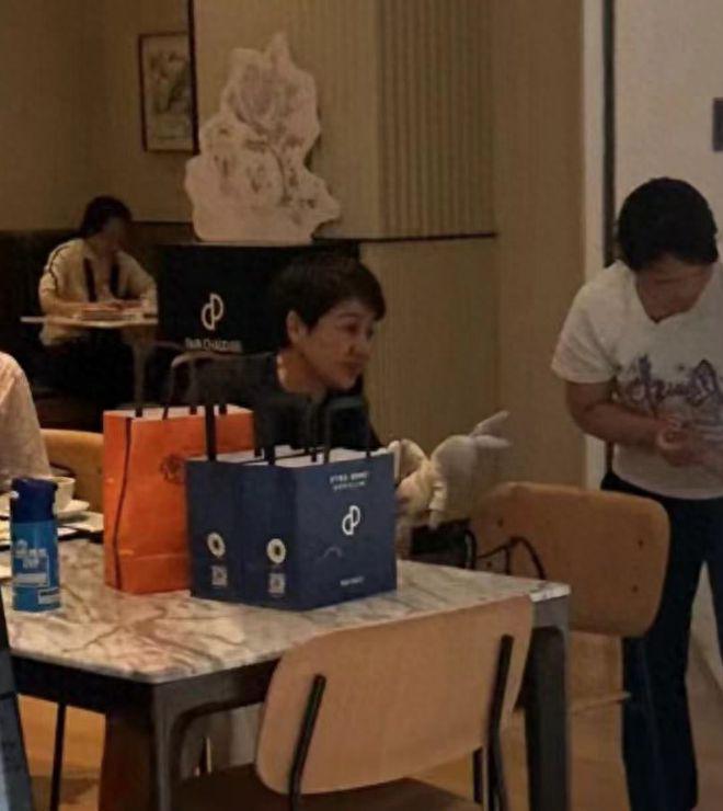 奚梦瑶带娃出游获保姆导览簇拥 四太同行为孙庆生