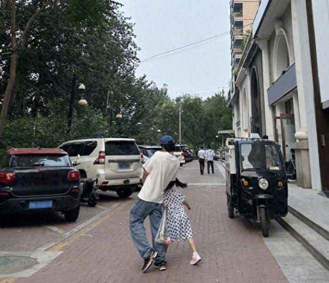 孙怡带女儿游玩又高又瘦颜值高 女儿遗传妈妈优点