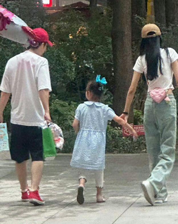 孙怡带女儿游玩又高又瘦颜值高 女儿遗传妈妈优点