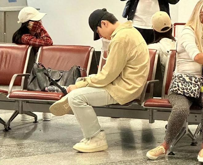 孙怡带女儿游玩又高又瘦颜值高 女儿遗传妈妈优点