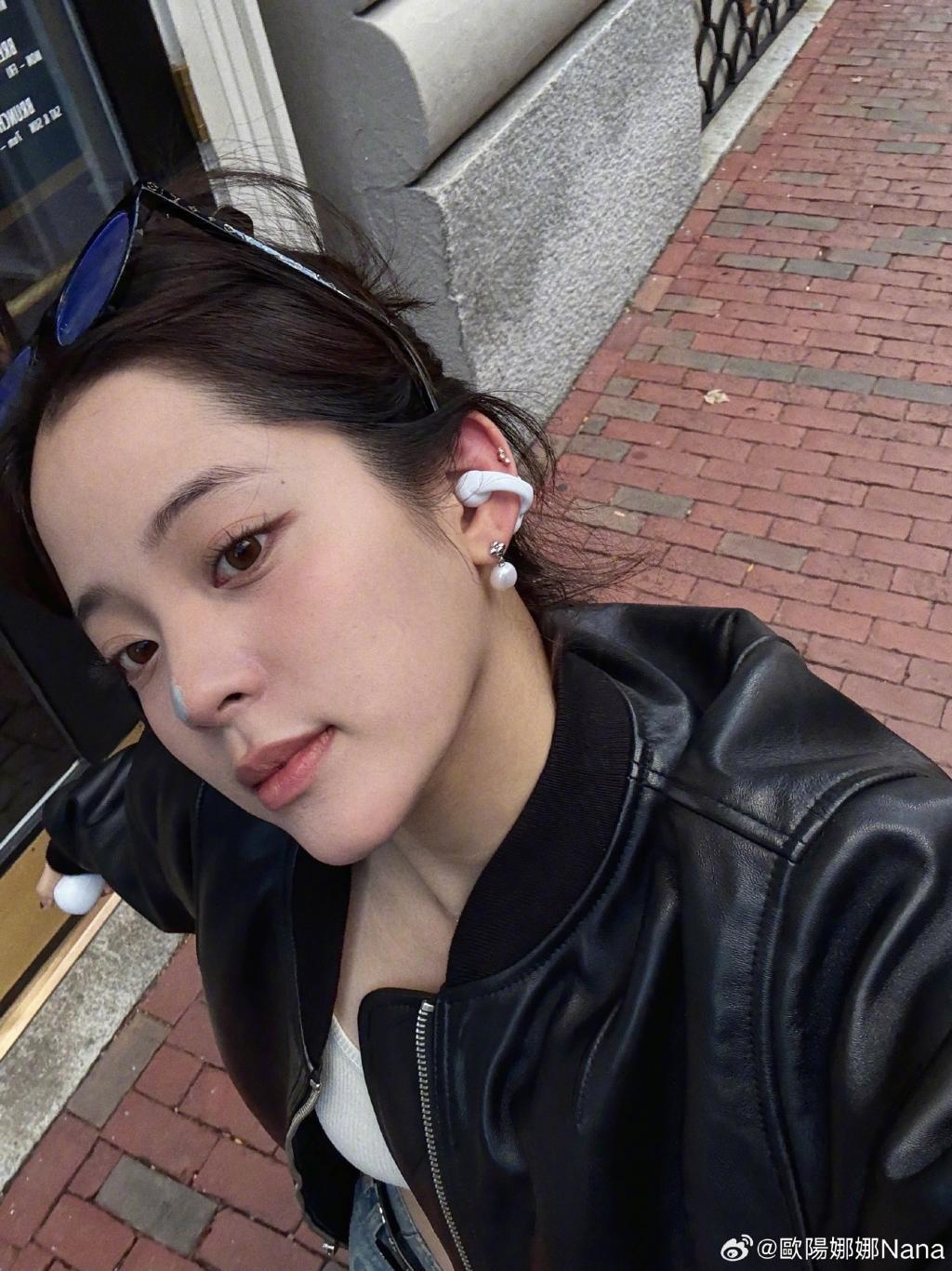 欧阳娜娜穿皮衣露蛮腰 歪头自拍又甜又酷