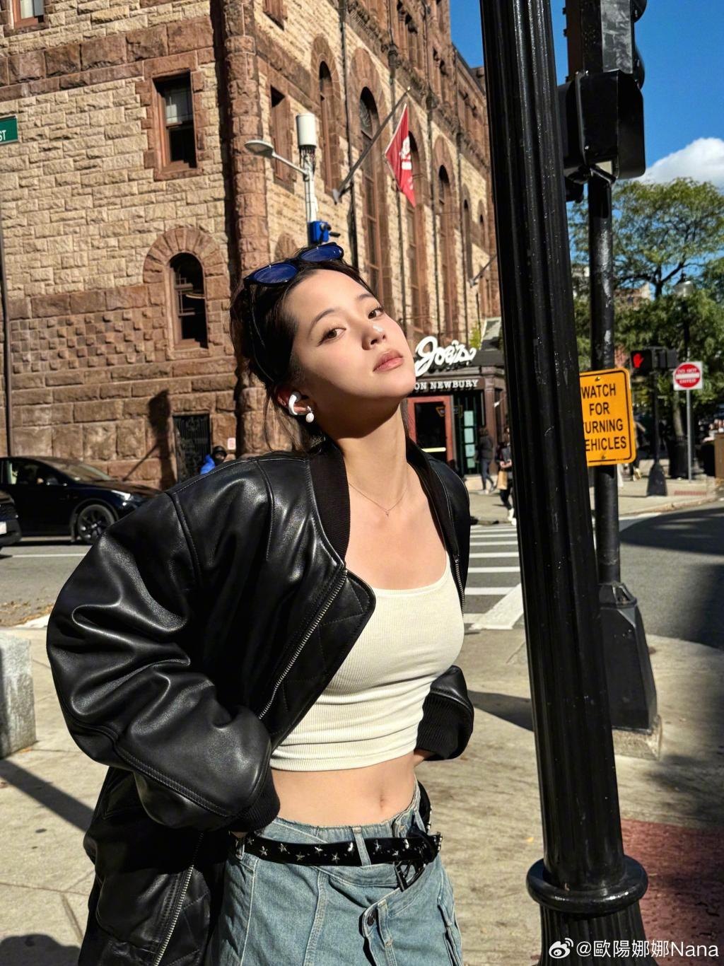 欧阳娜娜穿皮衣露蛮腰 歪头自拍又甜又酷