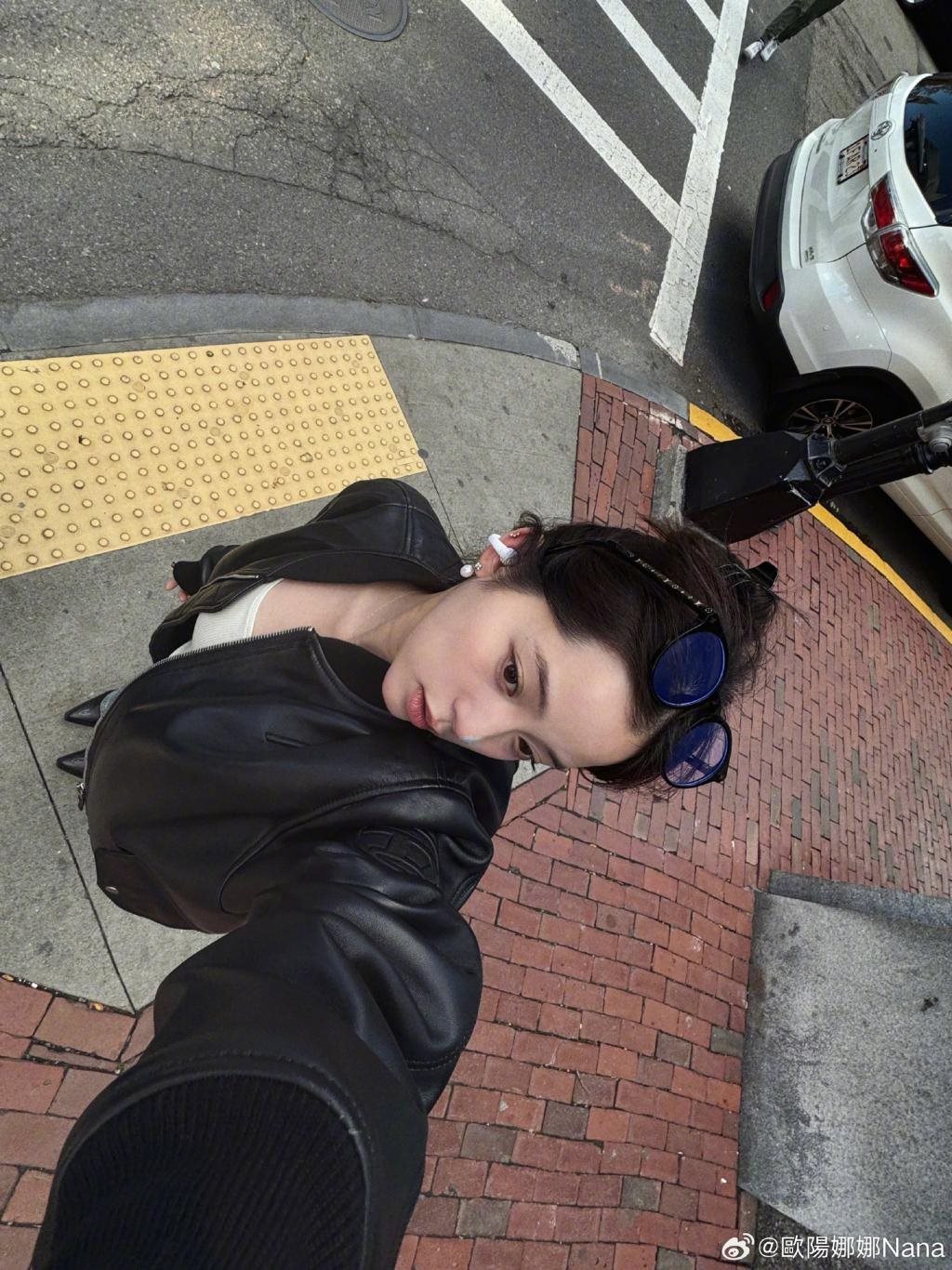 欧阳娜娜穿皮衣露蛮腰 歪头自拍又甜又酷