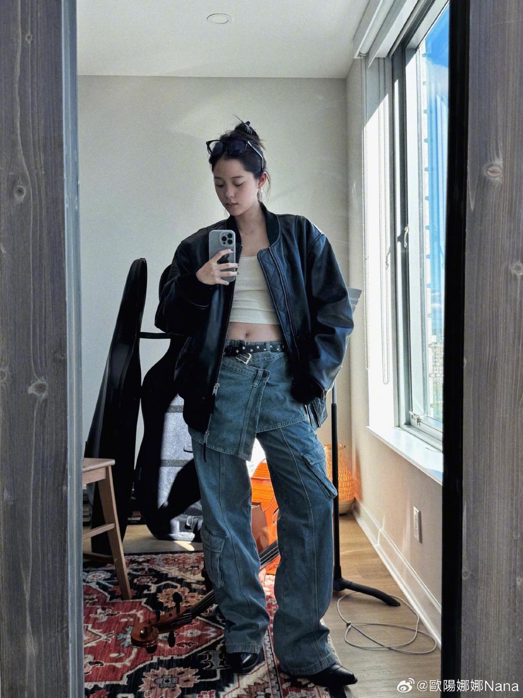 欧阳娜娜穿皮衣露蛮腰 歪头自拍又甜又酷