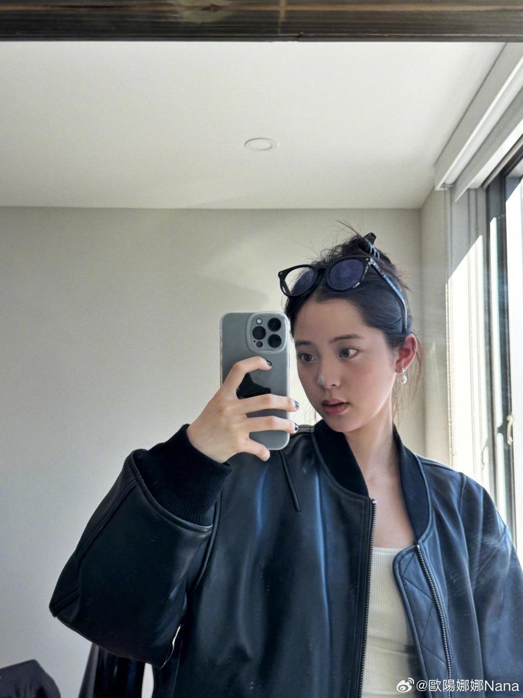 欧阳娜娜穿皮衣露蛮腰 歪头自拍又甜又酷