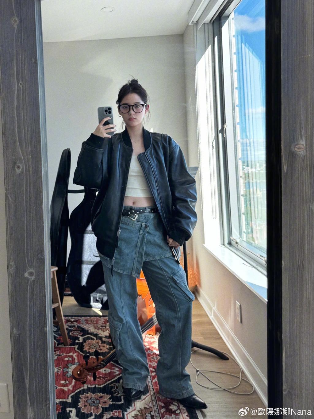 欧阳娜娜穿皮衣露蛮腰 歪头自拍又甜又酷