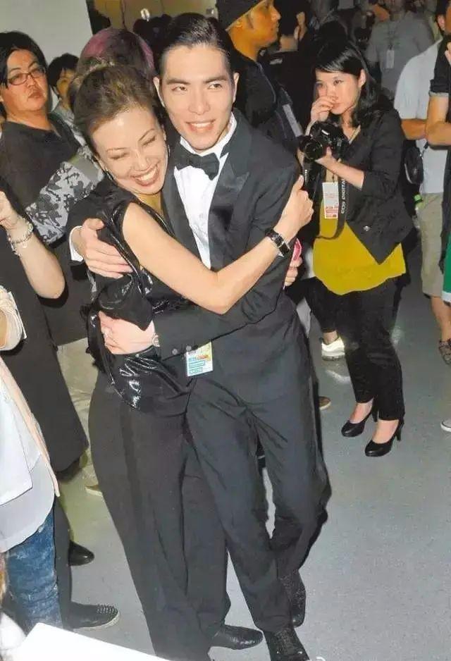 妈呀！和经纪人官宣，被粉丝威胁，还寄血书？！