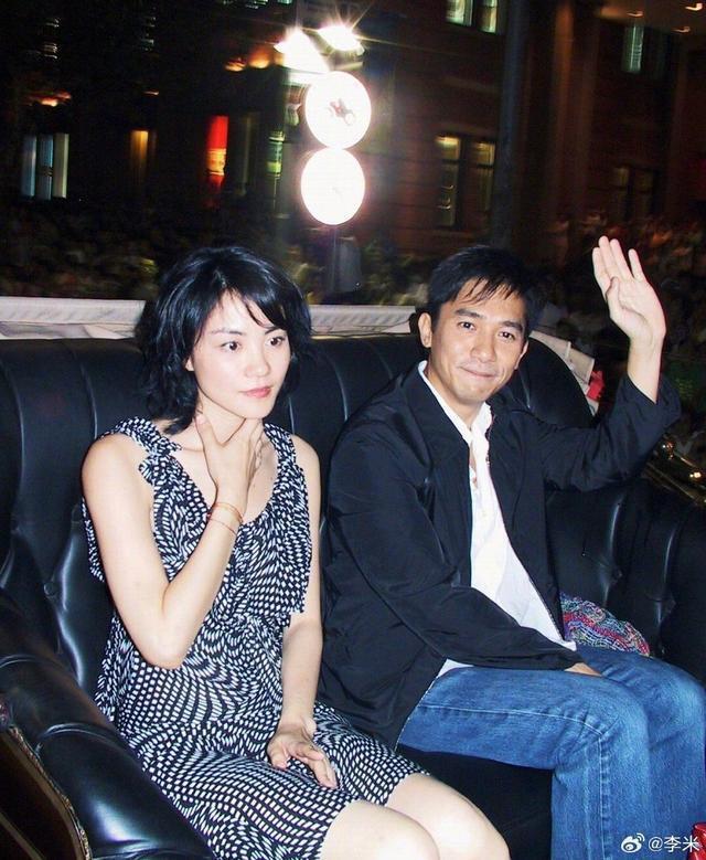 刘嘉玲晒梁朝伟王菲聚会照 二人头靠头挽手状态年轻